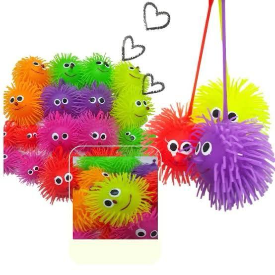 Bolinhas coloridas e felpudas com carinhas